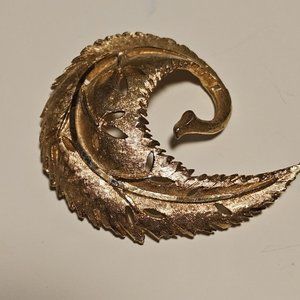 BSK Jewelry Gold Tone Swirl LEAF Brooch = Brushed Gold Look